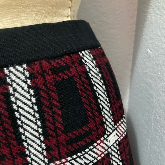 NYC Black and Red Checkered A-Line Modest Skirt Small - Picture 2 of 3
